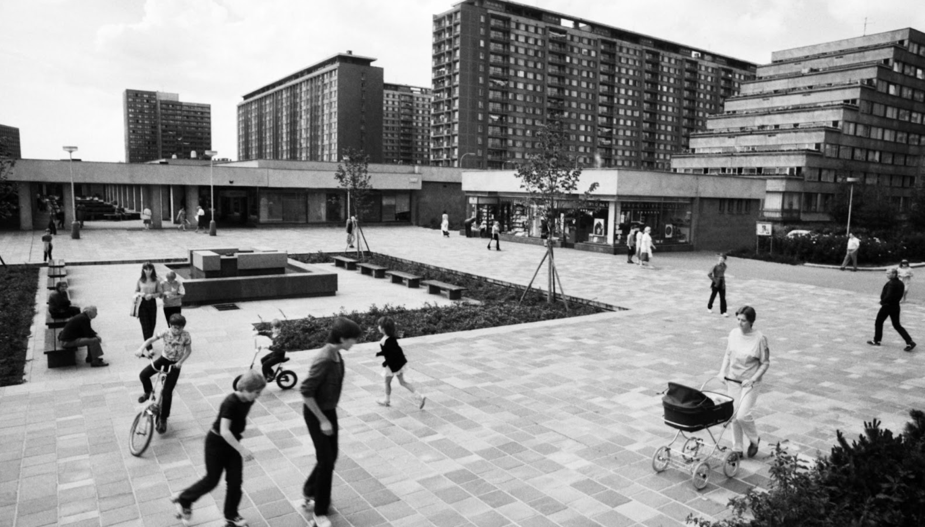 Fontána na náměstí Ládví je po více než 30 letech opět v provozu.