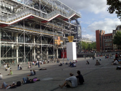 Jak později Richard Rogers přiznal, jejich cílem návrhu bylo vyjádření Zeigeistu doby 60. a 70. let. Jde o nejlepší ukázku hi-tech architektury, důležitou součástí projektu je ale také živý veřejný prostor se svažující se piazzettou.