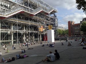 Jak později Richard Rogers přiznal, jejich cílem návrhu bylo vyjádření Zeigeistu doby 60. a 70. let. Jde o nejlepší ukázku hi-tech architektury, důležitou součástí projektu je ale také živý veřejný prostor se svažující se piazzettou.