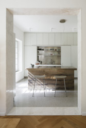 Do kuchyně se vchází mramorovým portálem. (Rekonstrukce prvorepublikové vily v Praze, Lenka Míková Architekti)