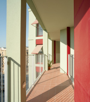 Pavlače zpřístupňují jednotlivé byty. (Bytový dům La Comunidad Habitacional v Barceloně; Cierto Estudio)