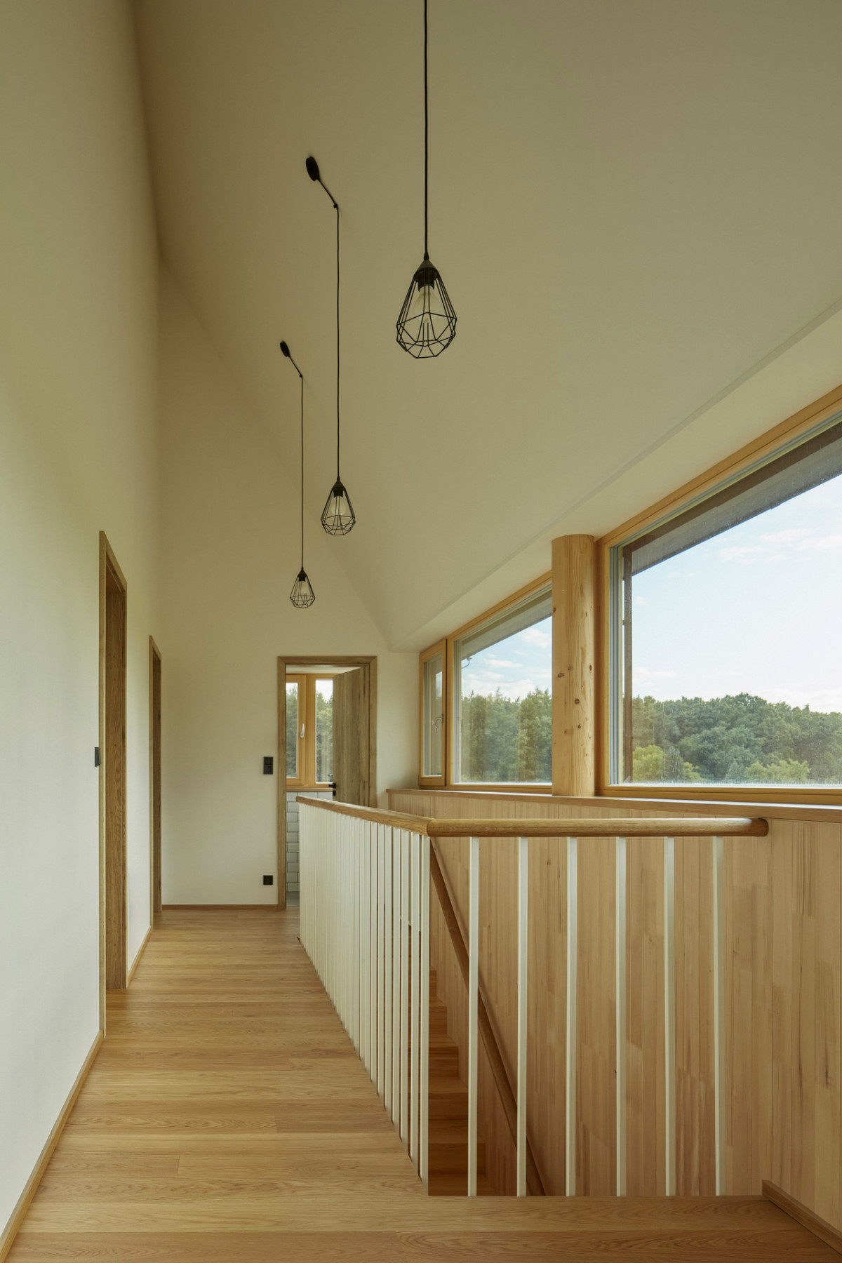 Panoramatická okna proměňují horní patro ve vyhlídku do krajiny. (RD se stodolou Kolín; 0,5 Studio)