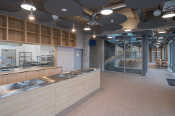 Sportovní hala města Plzeň, Projectstudio8: V přízemí stavby funguje restaurace, kterou zvenčí obklopuje pobytová terasa