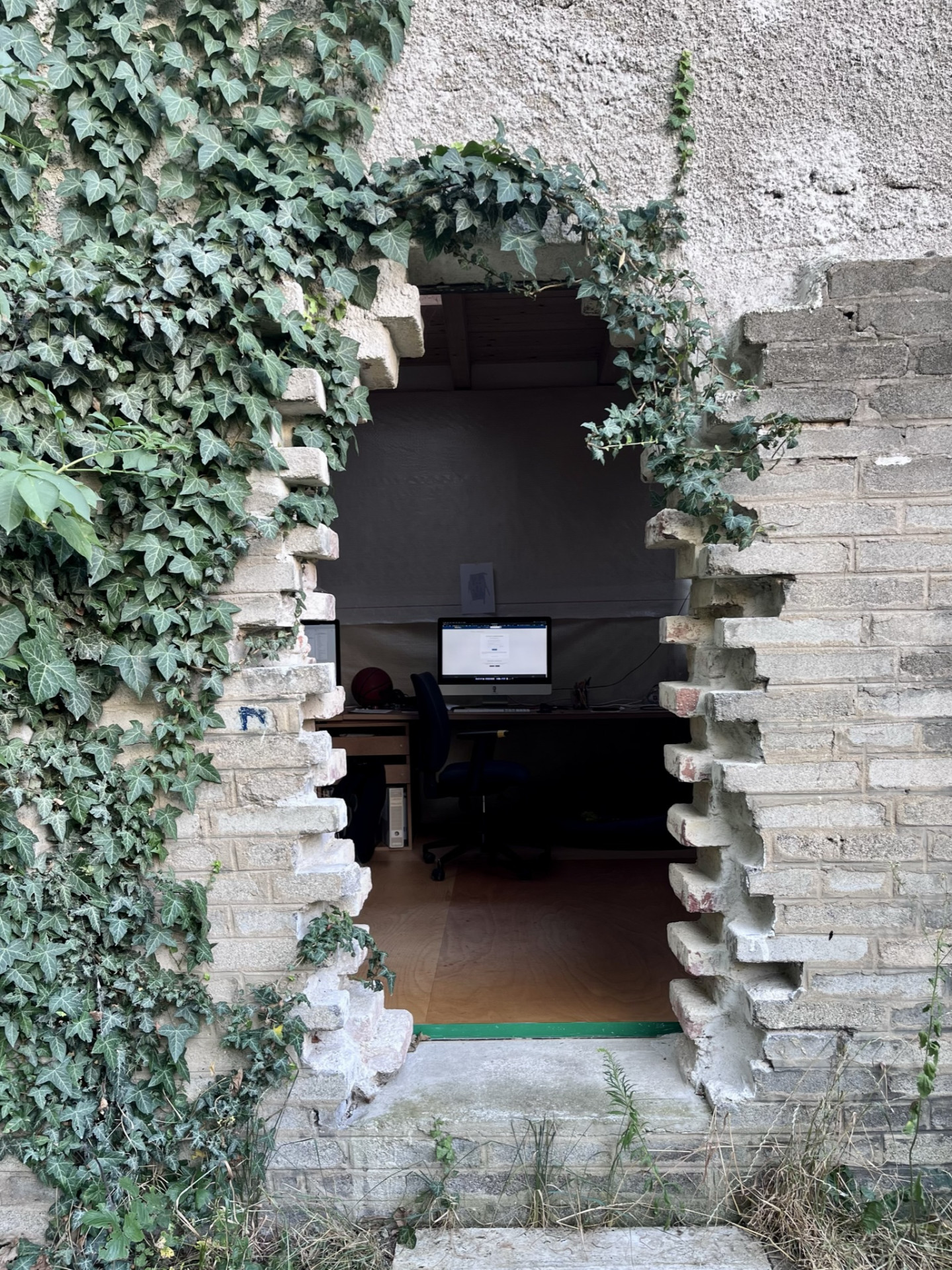 Objekt ve vnitrobloku si rekonstruovali sami. Atypické otvory ve stavbě vznikly odebráním cihel tak, aby zůstaly konstrukčně pevné