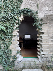 Objekt ve vnitrobloku si rekonstruovali sami. Atypické otvory ve stavbě vznikly odebráním cihel tak, aby zůstaly konstrukčně pevné