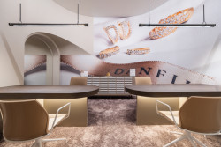 Prosto je vybaven stoly v atypickém tvaru s podsvícením, do kterých jsou zabudované trezory a další šuplíky pro obsluhu.