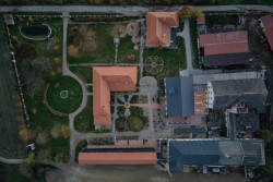 Kocanda Kravsko, ORA: Na konverzi v současnosti čeká ještě polovina objektů v areálu