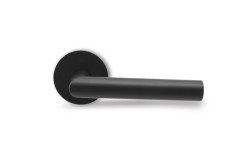 Klika Lusy od M&T v povrchové úpravě černý titan mat (tin-k) - použitá v realizaci rodinného domu v Dehtárech