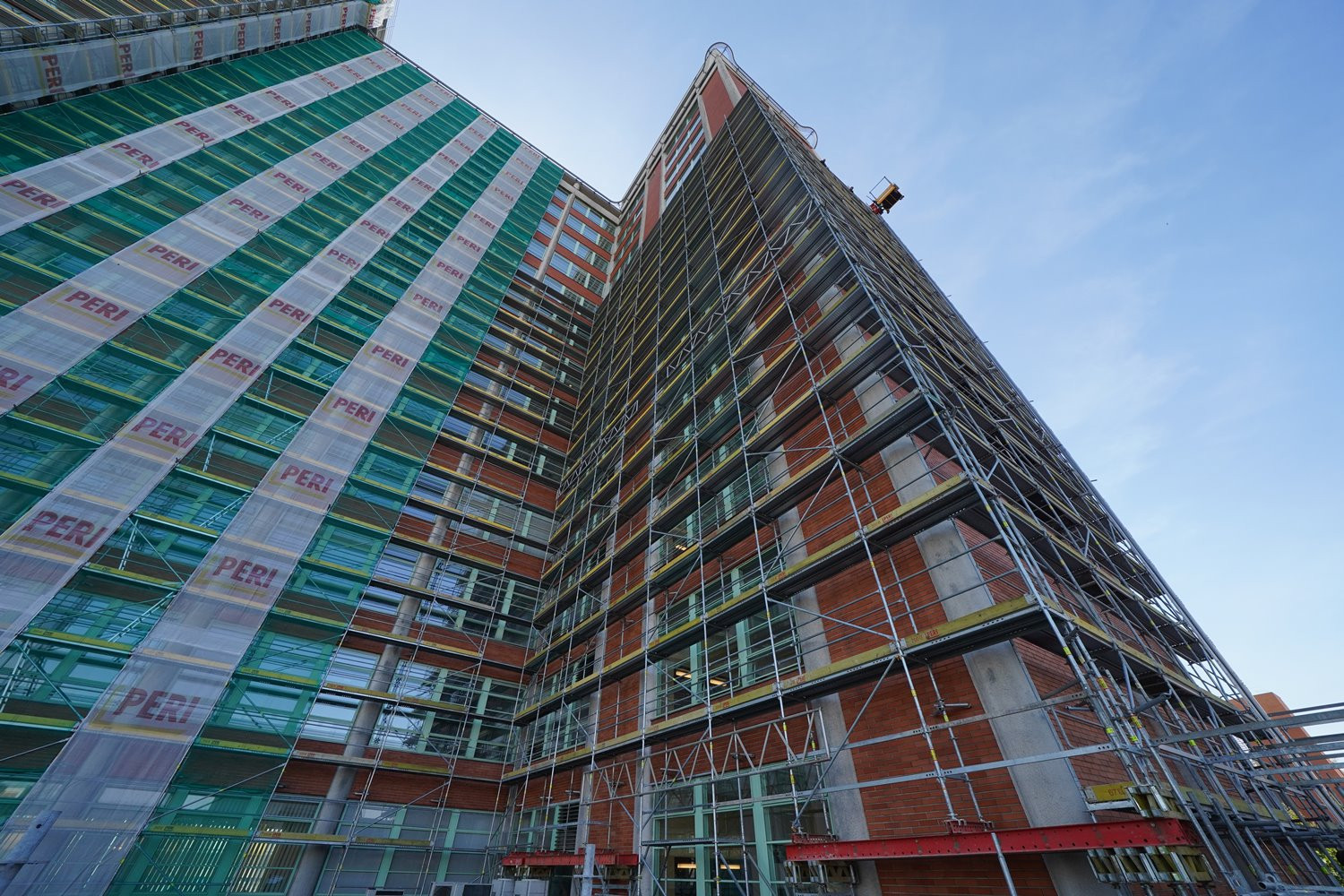 Baťův mrakodrap ve Zlíně se dočkal nové fasády. Lešení pro rekonstrukci dodala společnost PERI.