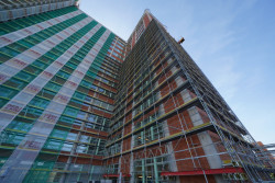 Baťův mrakodrap ve Zlíně se dočkal nové fasády. Lešení pro rekonstrukci dodala společnost PERI.