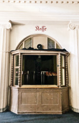 Součástí vstupní haly je kasa a šatna