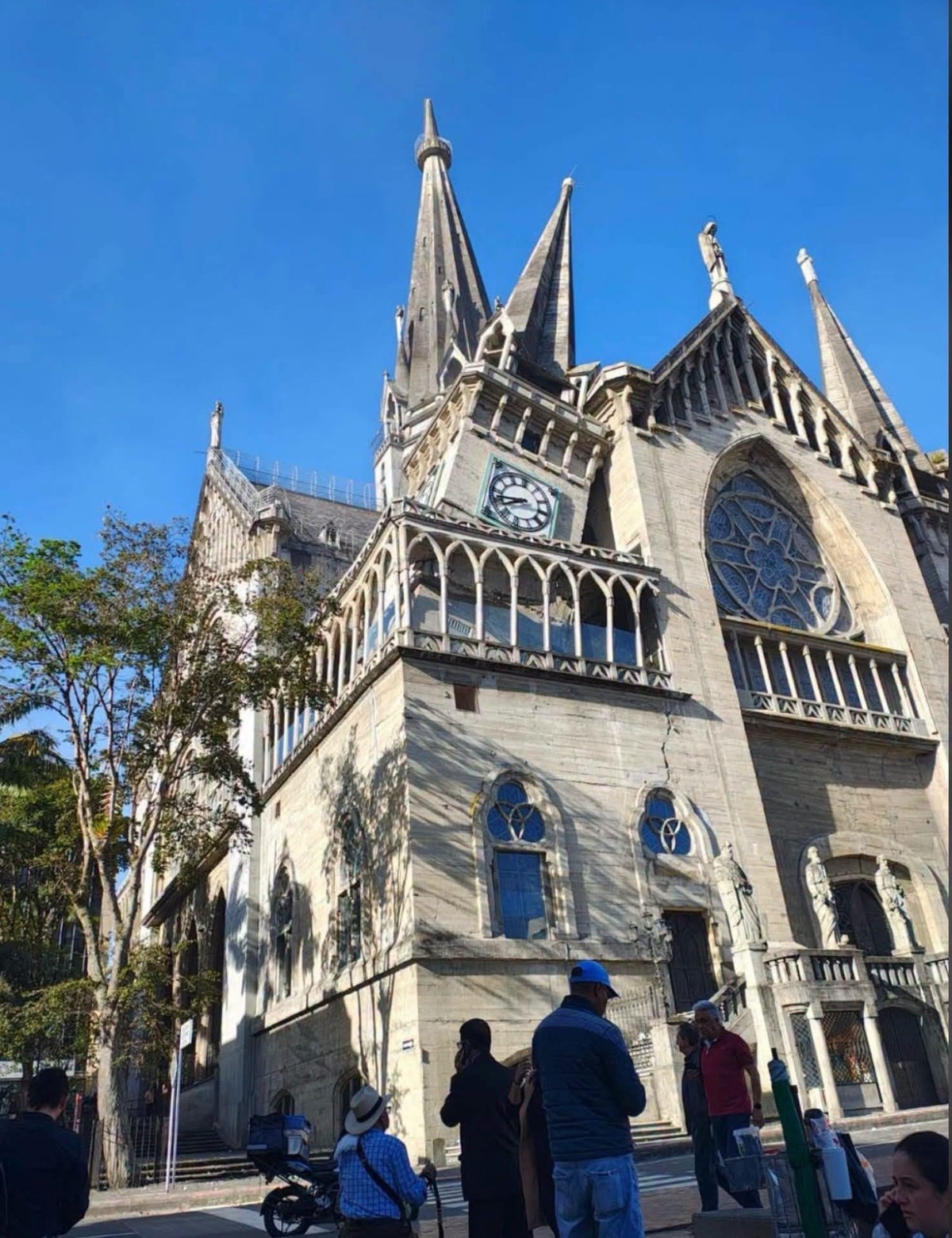 Katedrála ve městě Manizales po zemětřesení