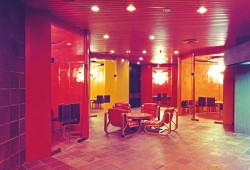 Barvy odlišují i hovorny, které se nachází hned za vstupem do ambasády.