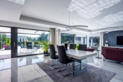 Ateliér Kareš Arch zrealizoval v Brně neofunkcionalistickou vilu, která se otevírá do zahrady