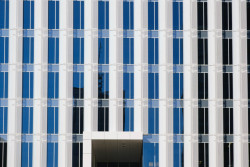 KOMA oblékla administrativní budovu v byznysové čtvrti Pankrác v Praze  do vertikálně členěných alucobunodvých kazet.