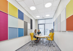 Stropní systém Ecophon FocusTM Ez, stěnové panely Akusto TM Wall