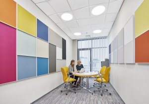 Stropní systém Ecophon FocusTM Ez, stěnové panely Akusto TM Wall
