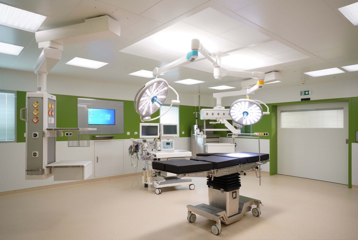 Špičkový operační sál splňuje nejvyšší legislativní i hygienické standardy. (Karvinská hornická nemocnice postavená z modulů KOMA)
