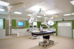 Špičkový operační sál splňuje nejvyšší legislativní i hygienické standardy. (Karvinská hornická nemocnice postavená z modulů KOMA)
