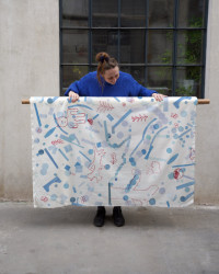 Linda Retterová s baldachýnem (Knihovna v Červeném Kostelci; Papundekl architekti)