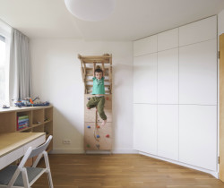  V domě rekonstruovaném BY architects je místo balkonu dětský pokoj. (Bydlení v řadovém domě v Praze-Strašnicích, BY architects)