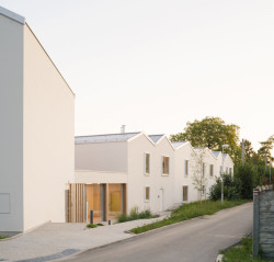 Rozdělení hmot na menší dílčí celky se samostatnými střechami pomáhá k navození drobnějšího měřítka. (Domov pro seniory s mateřskou školou v Horních Jirčanech, ti architekti)