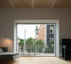 Velkým oknem se pak dá shlížet do zahrady. (Dům v Kutné Hoře, BYRÓ architekti)