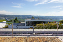 Až za obzor - výhled ze střešení terasy (Rodinný dům v Radotíně, System Recovery Architects)