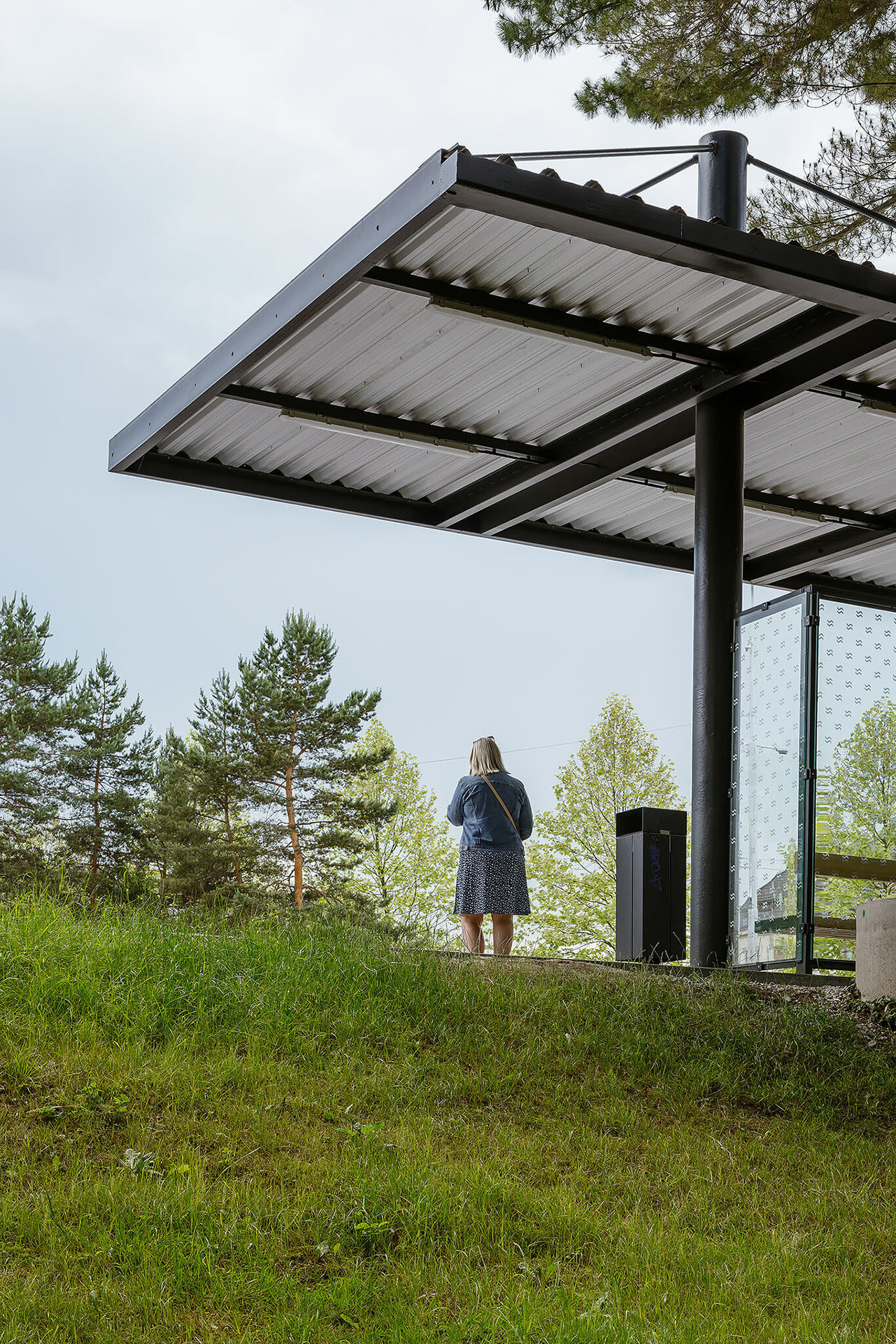 Prosklení zadní části umožní výhled mezi stromy. (Zastávka ve Frýdku-Místku, KLAR)