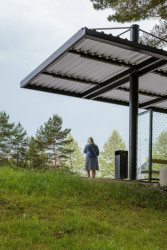 Prosklení zadní části umožní výhled mezi stromy. (Zastávka ve Frýdku-Místku, KLAR)