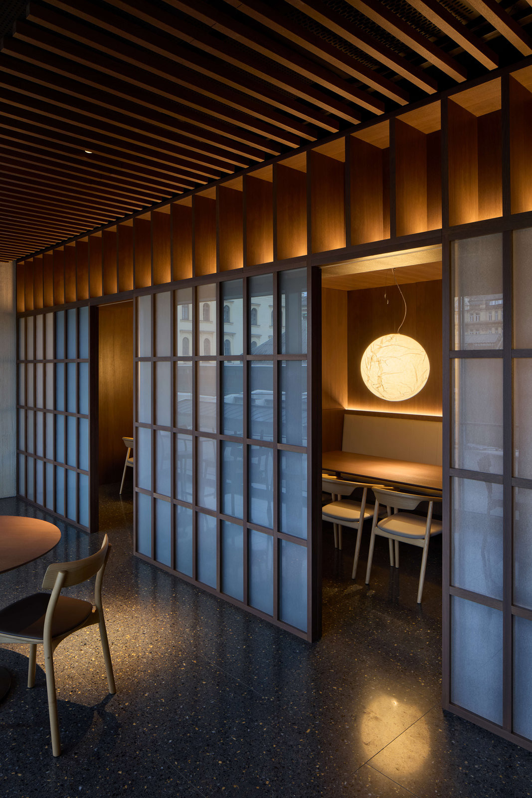 Sezení je rozčleněné do několika typů, součástí jsou také uzavíratelné salonky. (Restaurace Hansik v Praze; Neuhäusl Hunal)