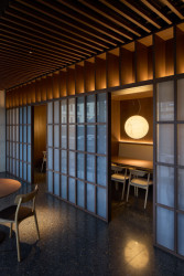 Sezení je rozčleněné do několika typů, součástí jsou také uzavíratelné salonky. (Restaurace Hansik v Praze; Neuhäusl Hunal)