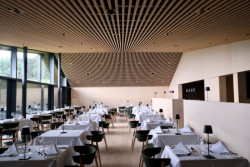 V okolí hotelu, který architekt navrhl jako zrcadlo krajiny, je příjemná procházka s výhledy do údolí.