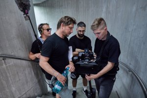Film vzikal pod vedením režiséra Jiřího Kouta a vystupuje v něm řada výrazných postav české soudobé architektury