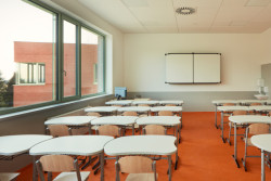 Nábytek je v neutrální bílé nebo dekoru dřeva, aby si nekonkuroval s podlahami.  (ZŠ bratří Fričů v Ondřejově; ATELIER 6)