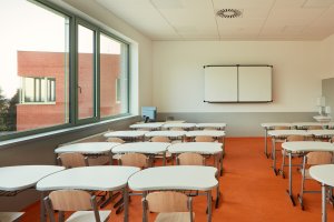 Nábytek je v neutrální bílé nebo dekoru dřeva, aby si nekonkuroval s podlahami.  (ZŠ bratří Fričů v Ondřejově; ATELIER 6)
