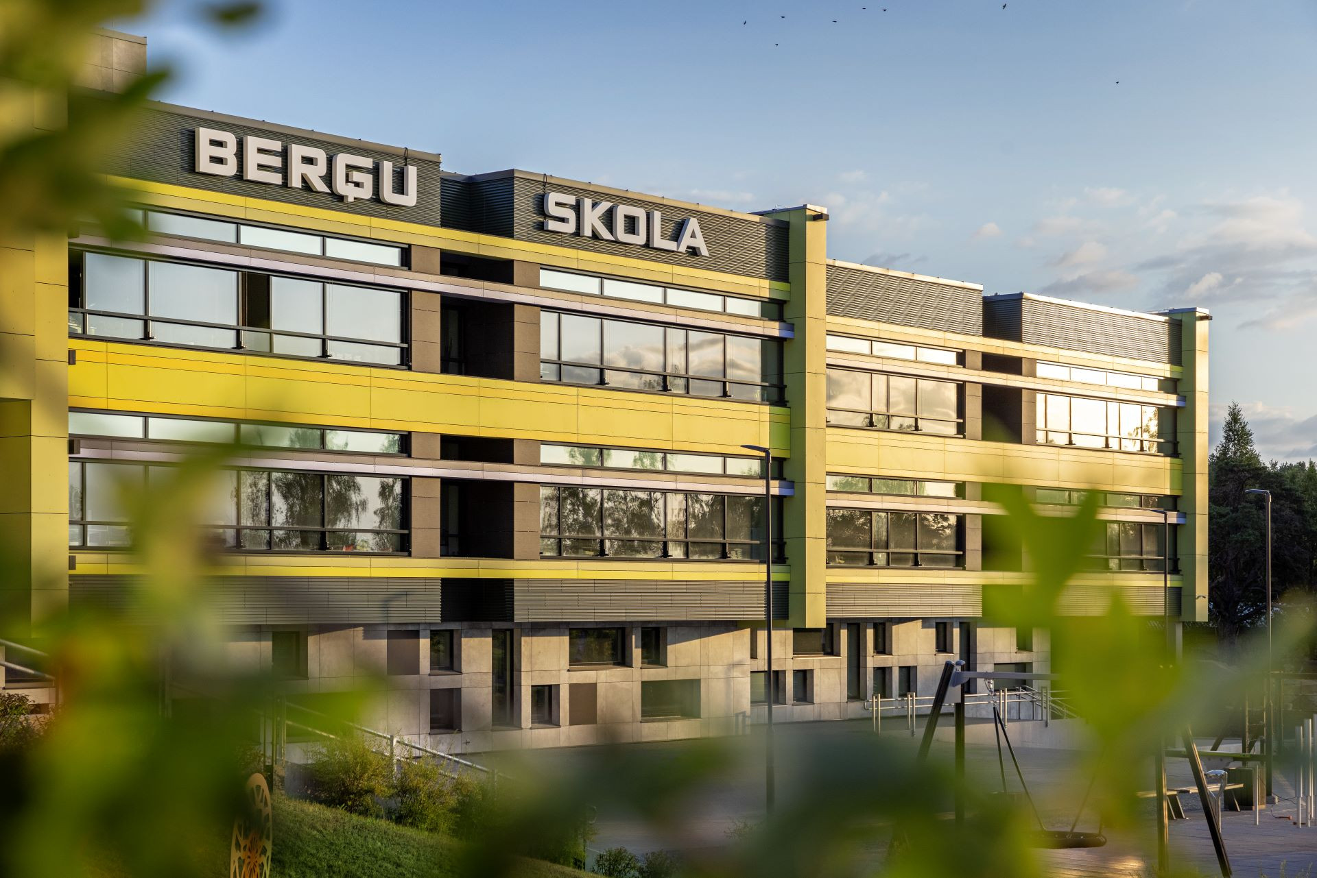 Hudební a umělecká základní škola Bergi v Garkalnes Novads v Lotyšsku, s fasádou Swieepearl Planea.