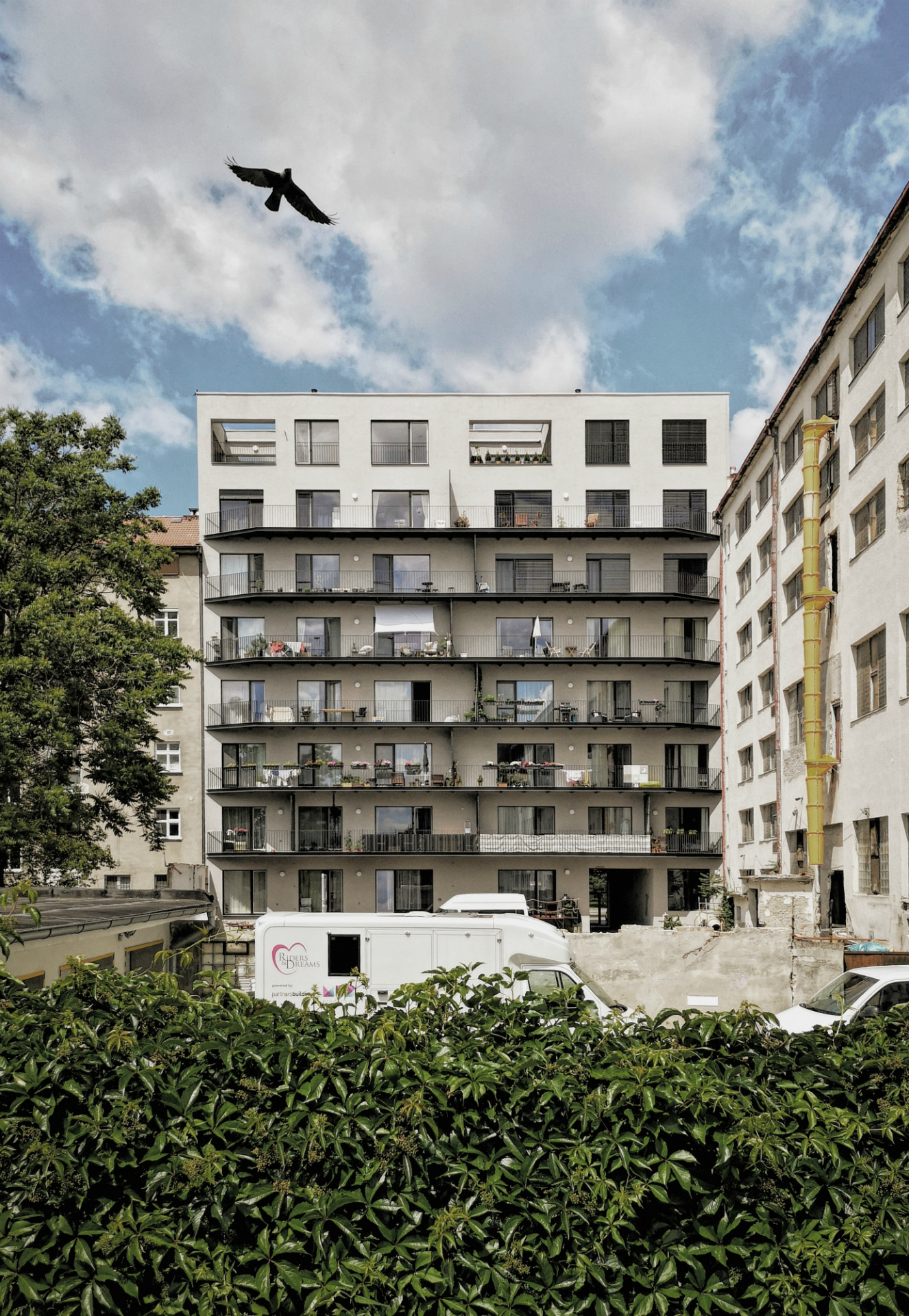 Bytový dům Račianska, GutGut