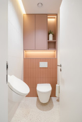 Pohled do sociálního zařízení (Zrekonstruované kanceláře v Paláci Akropolis; Marco Maio Architects)