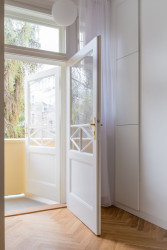 Z ateliéru se vstupuje na balkon. (Rekonstrukce bytu v Praze, BY architects)