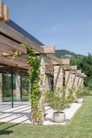 Z obytného prostoru se vychází na terasu, nad níž probíhá dřevěná pergola. (Villa VICUS v Nitře; sebastian nagy architects)