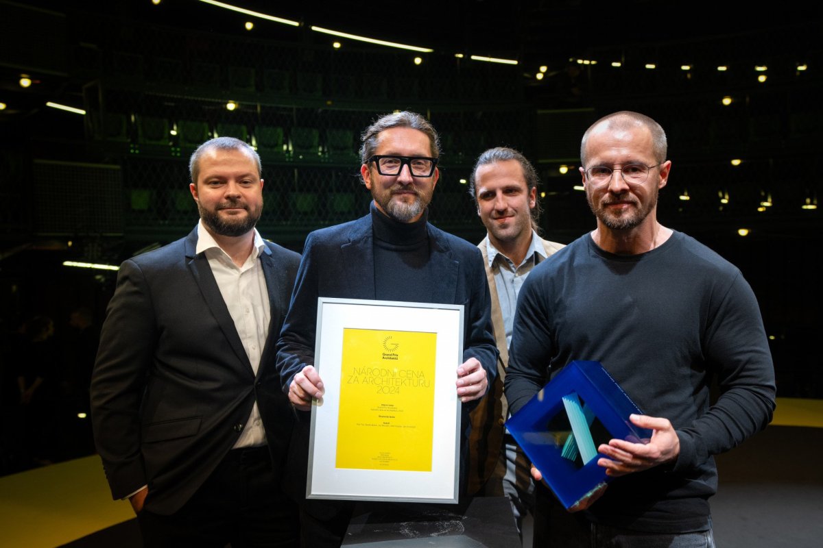 Autoři Jan Mourek, Petr Tej a Marek Blank při předávání ceny.