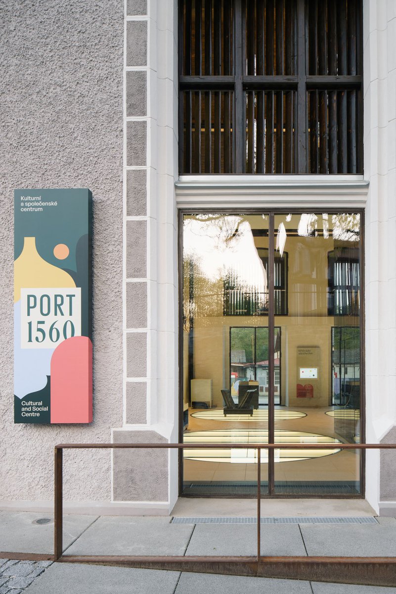 Za grafickou identitou Port 1560 stojí studio COLMO. (Port 1560, Domy Architects)