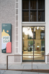 Za grafickou identitou Port 1560 stojí studio COLMO. (Port 1560, Domy Architects)