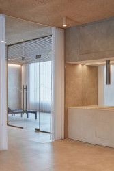 Wellness centrum lázní Aurora v Třeboni, Plus One Architects: Autory původního lázeňského komplexu ze 70. let jsou architekti a architektky ze Státního ústavu pro projektování zdravotnické výstavby, takzvaného Zdravoprojektu.