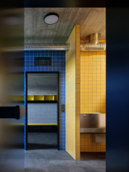 Pohled do šatny (Sportovní areál SK Planá, PROAM ARCHITEKTI)