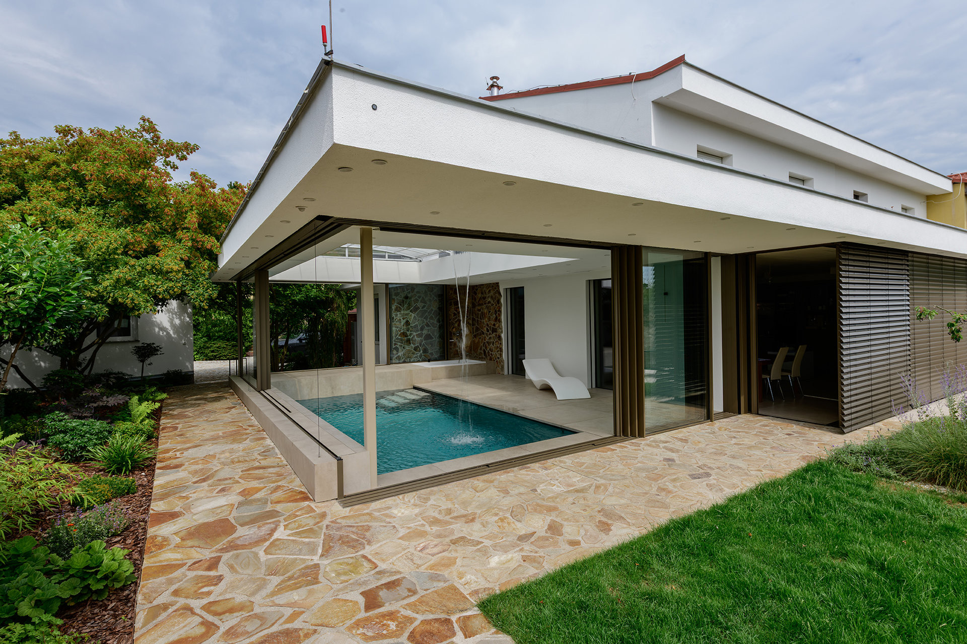 Bazén se zvedacím dnem. Prostor pro plavání, odpočinek i posezení v jednom.