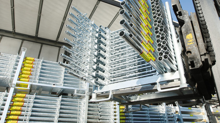 Lešení PERI UP je navrženo pro snadnou manipulaci díky lehkým materiálům, menšímu počtu dílů a automatickému uzamykání, což zajišťuje rychlou a bezpečnou montáž i demontáž.