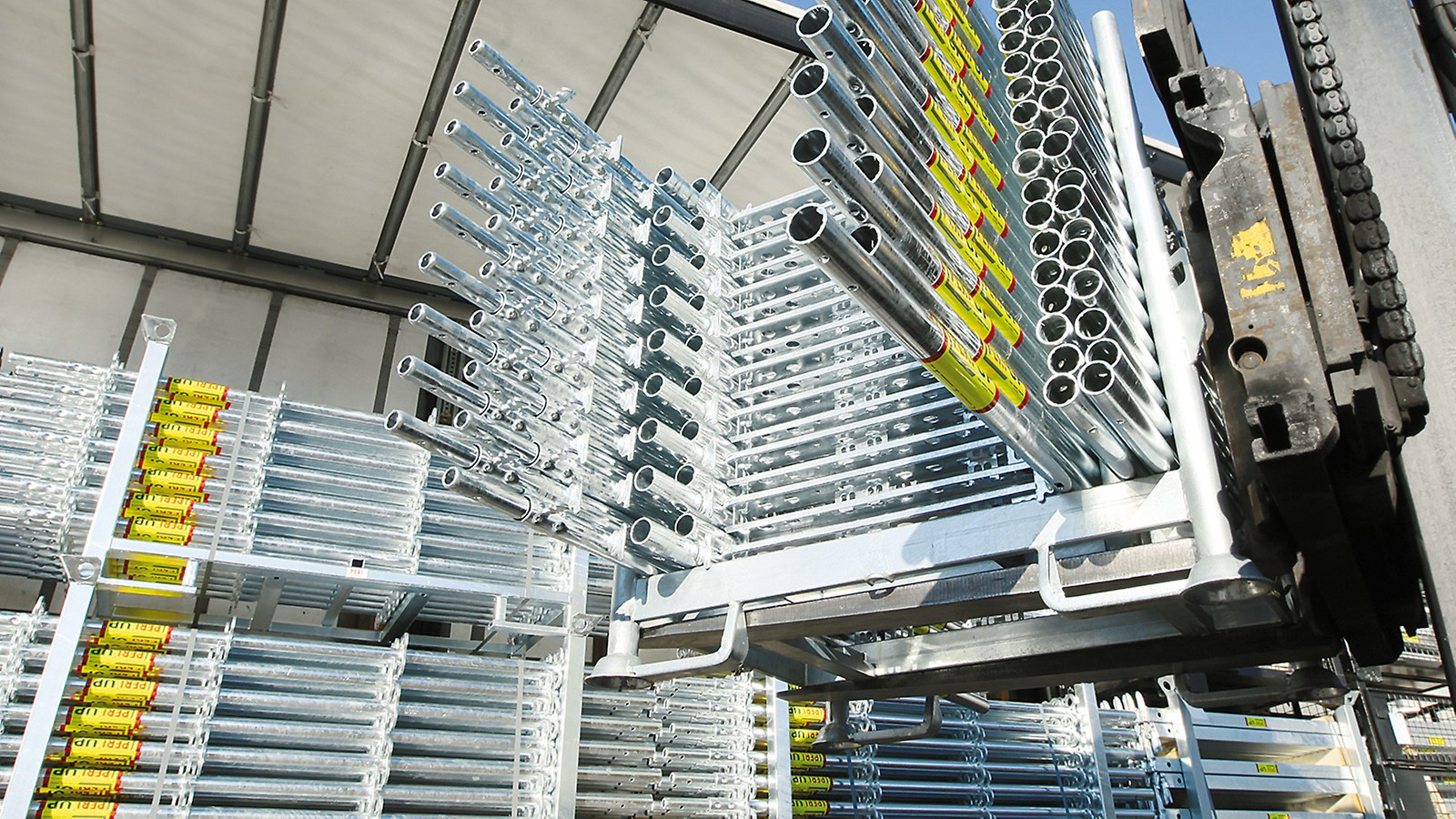 Lešení PERI UP je navrženo pro snadnou manipulaci díky lehkým materiálům, menšímu počtu dílů a automatickému uzamykání, což zajišťuje rychlou a bezpečnou montáž i demontáž.