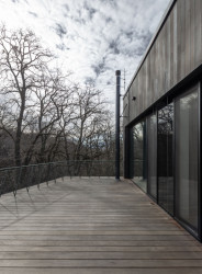 Rodinný dům je primárně orientován do zeleně na jižní a západní straně. (Dům Devín, plusminusarchitects)